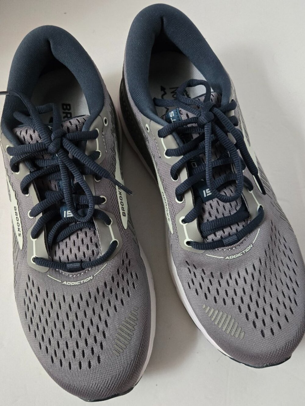 BROOKS Shoes